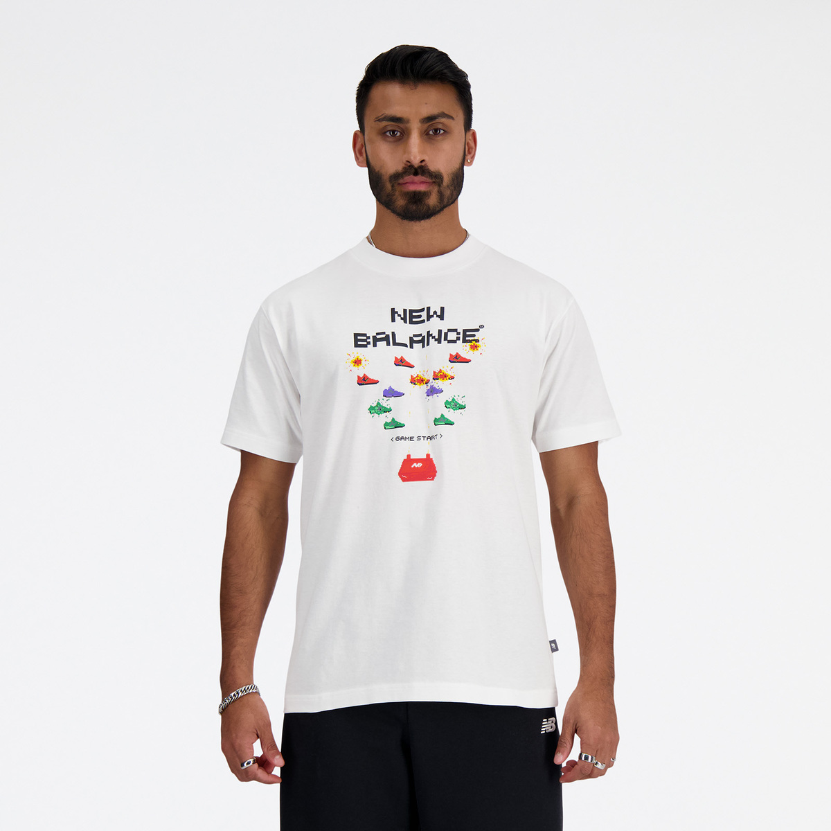New Balance Hoops Gamer Pack Graphic Tee(ホワイト)(ニューバランス フープス ゲーマー パック グラフィックTシャツ)【メンズ レディース】【半袖Tシャツ 前面プリントTシャツ バスケットボール レトロゲーム】【24SS】画像