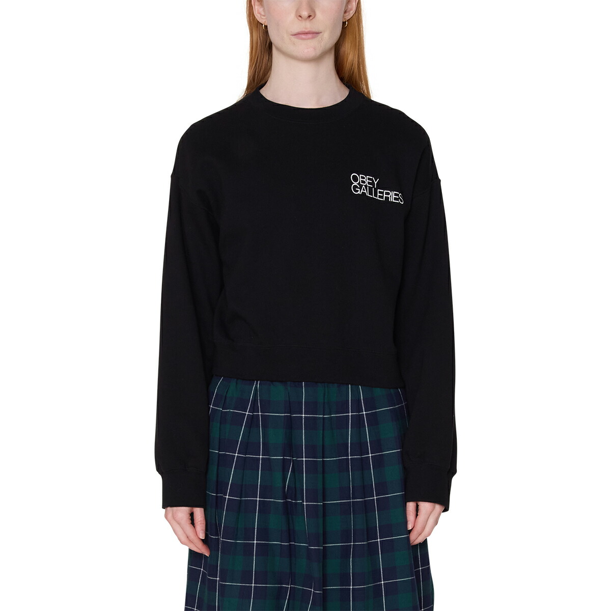 OBEY GALLERIES CROPPED CREWNECK (BLACK) (オベイ ギャラリーズ クロップド 労働者の一団素っ首)【レディース】【流汗 労働者の一団素っ首 伸び伸びする 黒いこと】【26SS】