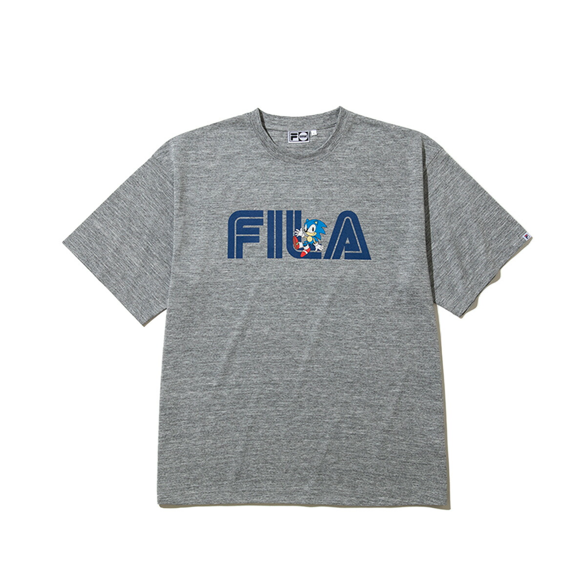 FILA X SEGA SONIC SS TEE (M.GREY) (フィラ セガ ソニック SS ティー)【メンズ レディース】【半袖 コラボ ポリエステル素材 グレー】【26SS】