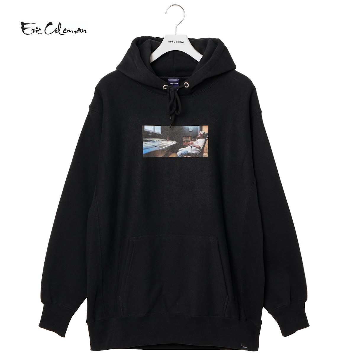 APPLEBUM “ERIC COLEMAN” SWEAT HOODIE-J (Black) (アップルバム “エリック・コールマン” スウェット フーディ-J)【メンズ レディース】【トップス フーディ パーカー フォトグラファー コラボ ブラック】【25FW】|Kinetics