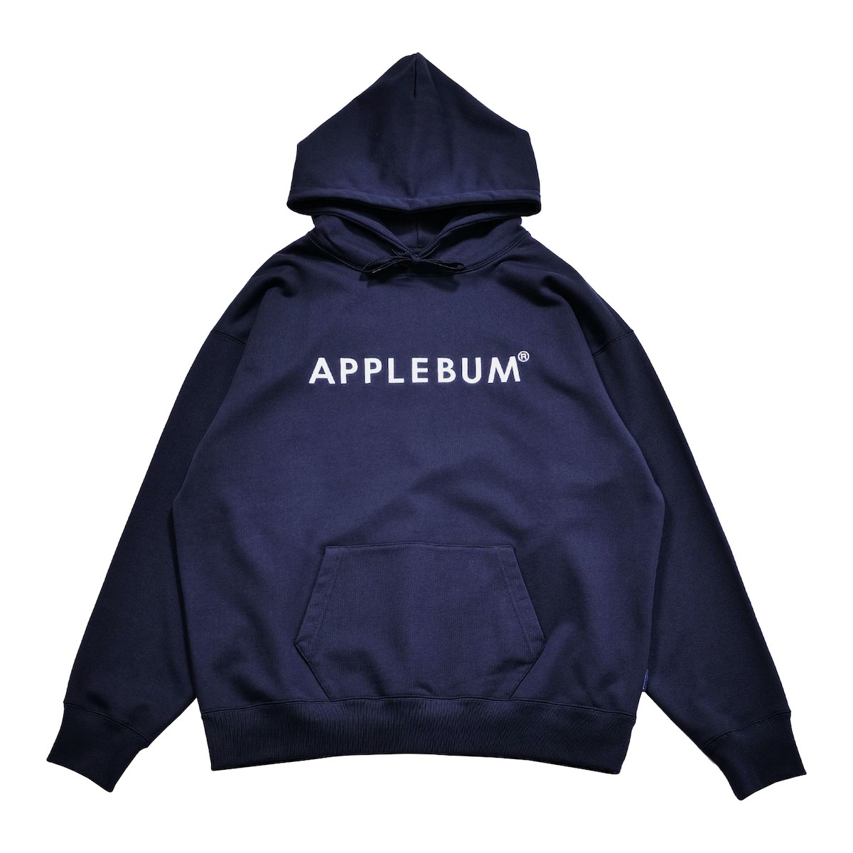 APPLEBUM Logo Sweat Parka (Navy) (アップルバム ロゴスウェットパーカー)【メンズ レディース】【フード付きパーカー スウェット 刺繍 デイリーユーズ ネイビー】【25FW】