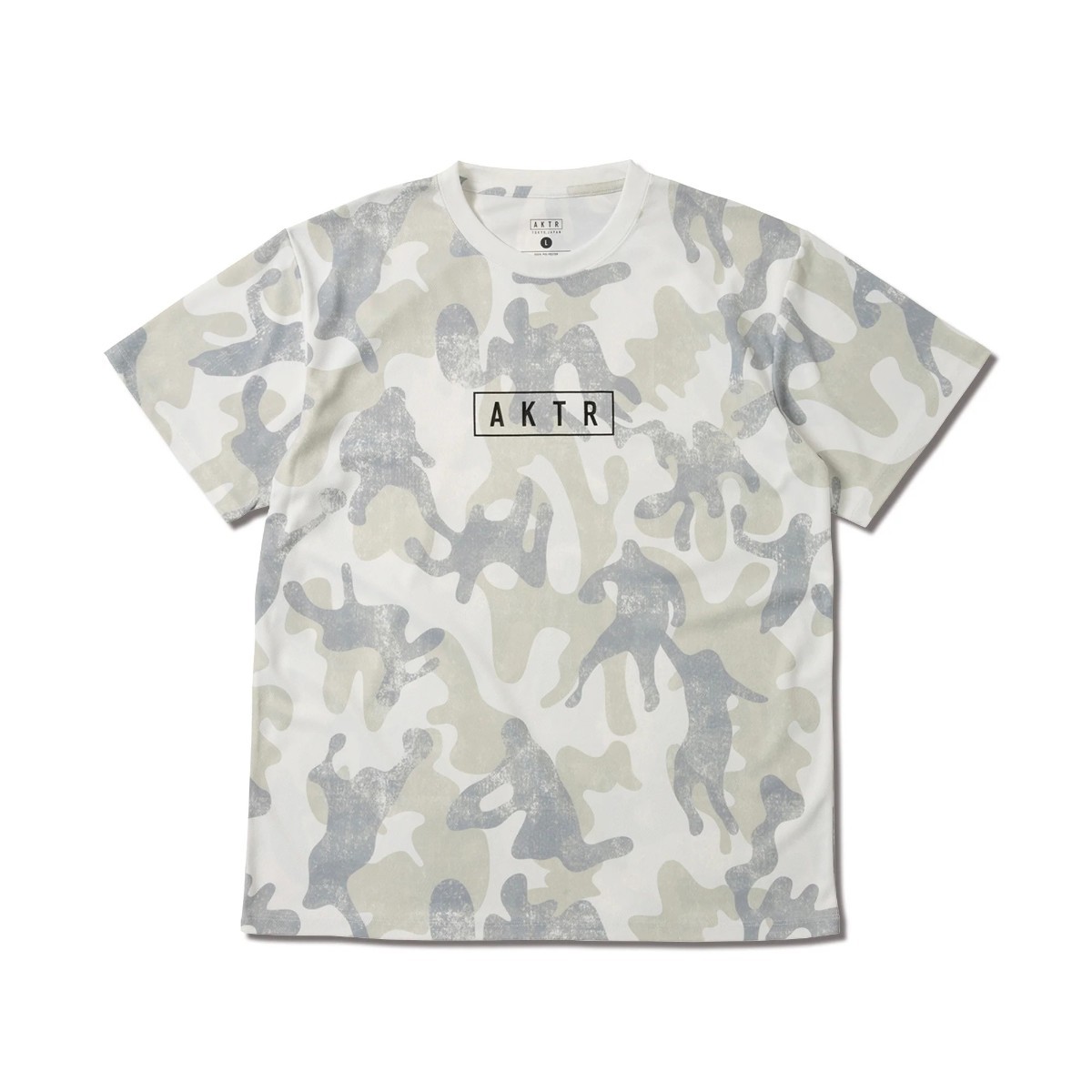 AKTR PLAY CAMO AKTR LOGO SPORTS TEE (WH) (アクター プレイ カモ アクター ロゴ スポーツ Tシャツ)【メンズ レディース】【トップス Tシャツ 半袖 カモフラージュ 総柄 ホワイト】【25FW】