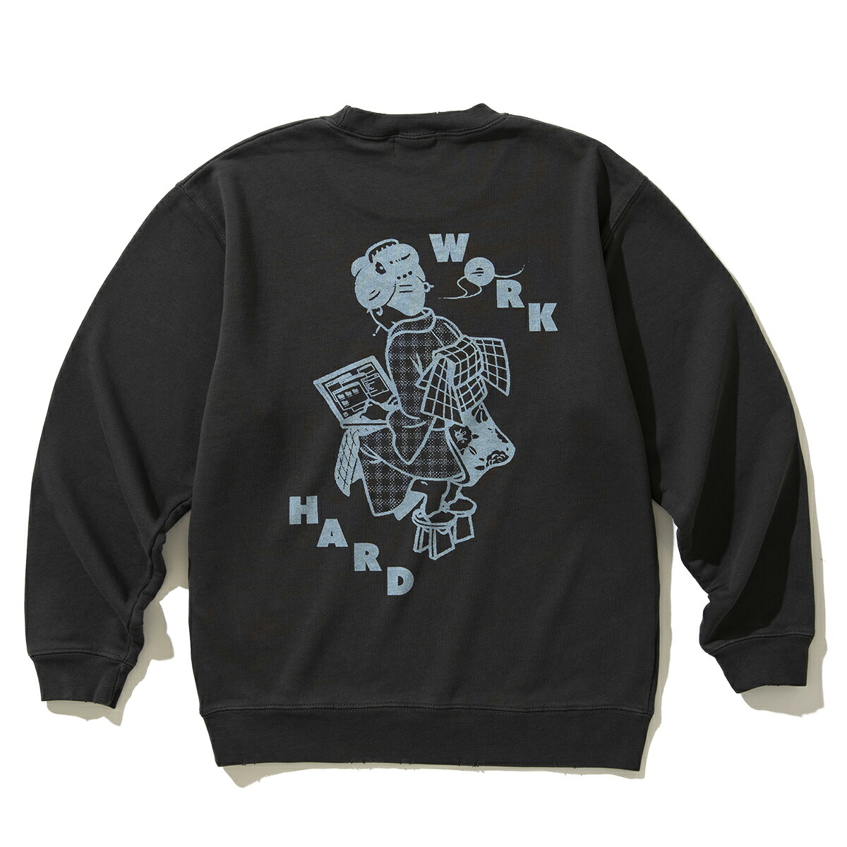 【20％OFF】 坩堝 WORKHARD/必殺仕事人 CREW SWEAT (RUTSUBO×YU SUDA） (SUMI) (RUTSUBO WORKHARD/必殺仕事人 クルースウェット)【メンズ】【アーティスト クルースウェット メッセージ バックプリント コラボ ブラック】【25FW】
