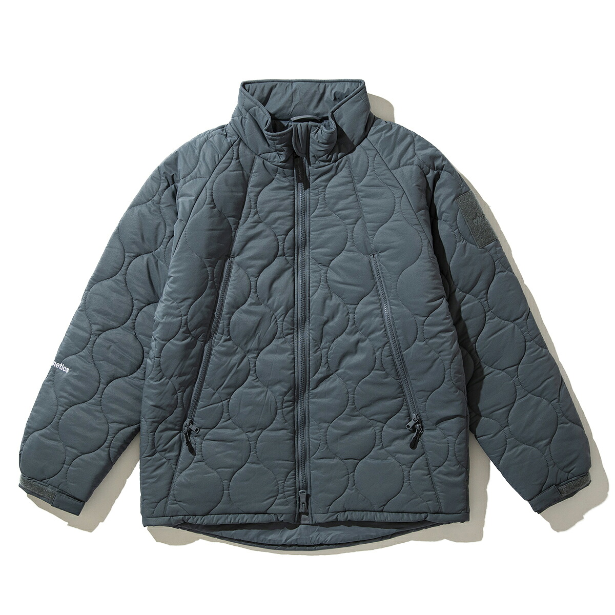 【20%OFF】WILD THINGS x Kinetics &ldquo;QUILTED HAPPY JACKET&rdquo; (SLATE GREY) (ワイルドシングス &times; キネティクス &ldquo;キルテッド ハッピー ジャケット&rdquo;)【メンズ レディース】【ジャケット ミリタリー キルティング 防寒アウター 別注 グレー】【25FW】｜Kinetics
