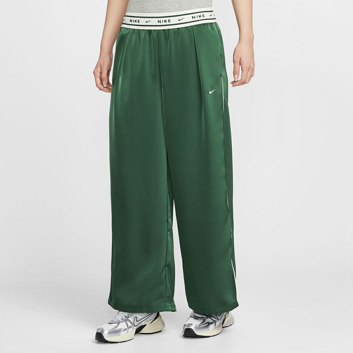NIKE Women's Loose Mid-Rise Satin Pants (FIR/SAIL) (ナイキ ウィメンズ ルーズ ミッドライズ サテンパンツ)【レディース】【ワイドパンツ サテン素材 リラックスフィット ポケット グリーン】【26SS】｜Kinetics 9,695円