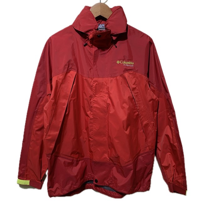 【中古】　Columbia　ナイロンジャンパー　マウンテンパーカー　アウター　無地　フード収納可能　ワンポイント　ブランドロゴ　刺しゅう　アウトドア　古着　/1151