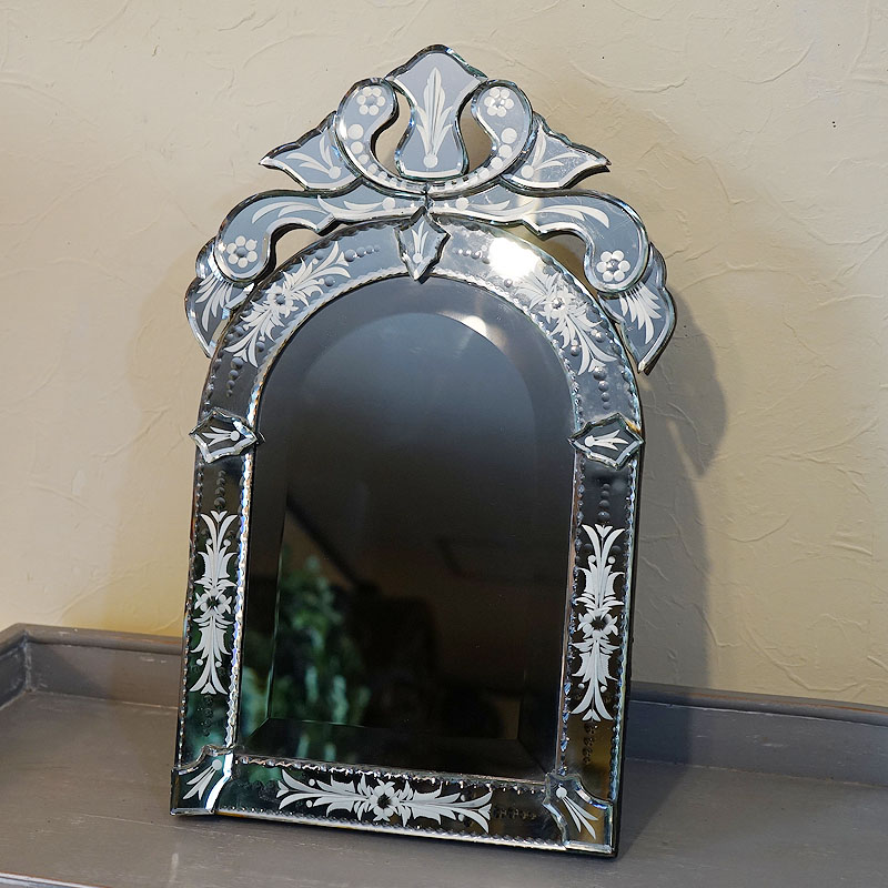 【まるで口紅！】リップスティックミラー スタンドミラー イタリアモダン 鏡 まるで口紅！】リップスティックミラー スタンドミラー イタリアモダン