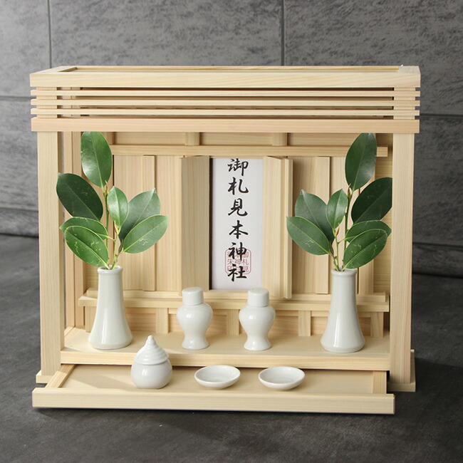 【排他的権利あり】神棚 箱宮三社 神楽 神具付き添い人仕かける 4993896900928\u003cBR\u003e[神棚 今めかしい神棚 飾り気の無い神棚 パウダーコンパクト神棚 棚板 神棚板 お守り立て おふだ立て 神札受け 神札 神具 飾り付け 薄型 格好のいい オシャレ 室内装飾 白木 木製 国産 日本製] 即納 日用品雑貨・文房具・手芸-神棚