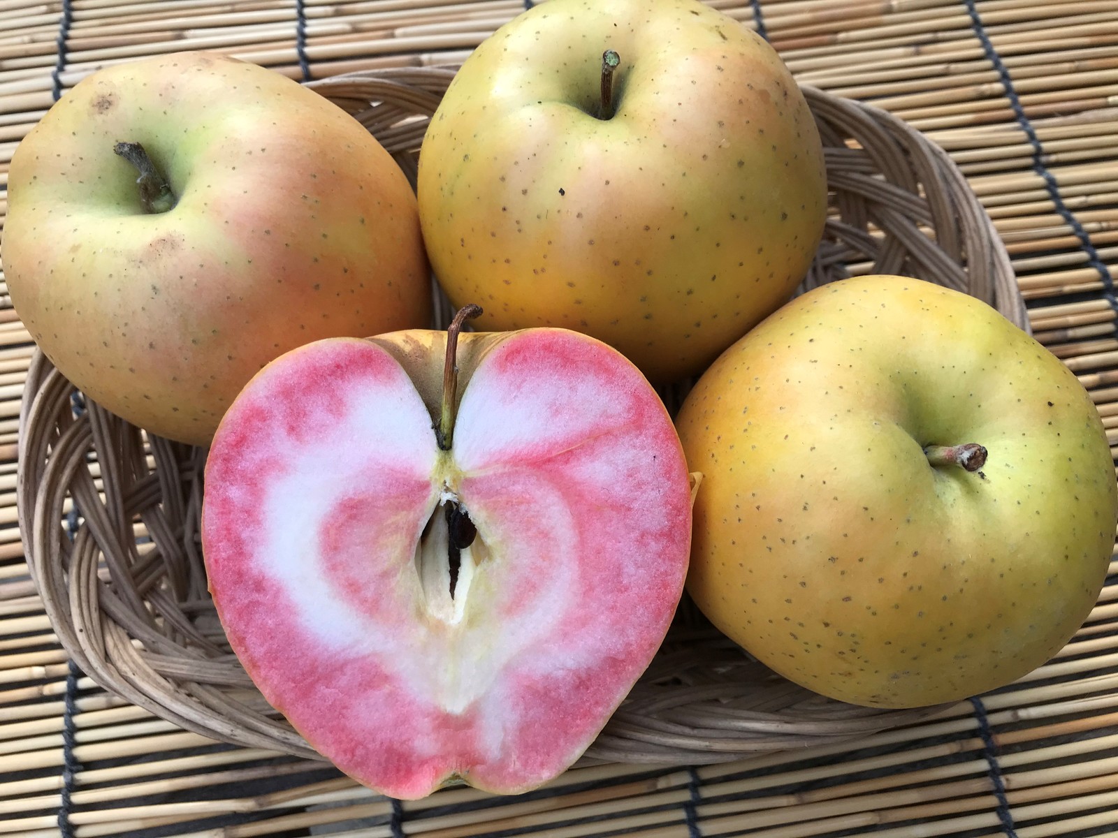 楽天市場 信州産 生産農家直送 訳ありりんご なかののきらめき サンふじ ミックス ご家庭向き 10 25玉 約4 5 5kg入り 箱 2品種が楽しめるセット 生食もokですし ジャム ジュース りんごバターなど加工用に最高です 送料無料 一部地域は有料 自然