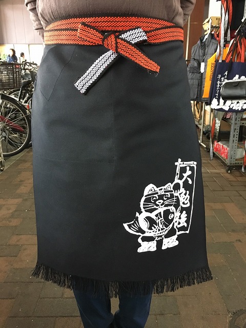 楽天市場】別染ポケット付き帆前掛（赤）(招き猫プリント入り）綿