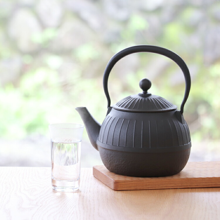 及源鋳造 八千草 南部鉄器 鉄瓶 及源鋳造 1 2l Max10 クーポン 直火対応 南部鉄器 27日 1年保証付き 岩鋳 日本製 南部鉄瓶 Ih対応 ガス対応 シンプル 和モダン ストライプ ブラック ギフト 贈り物 プレゼント 鉄分補給 かわいい おしゃれ 敬老の日 Oigen おいげん 及源鋳造 八千草 南部鉄器 鉄瓶 及源鋳造 1 2l Max10 クーポン 直火対応 南部鉄器 27日 1年保証付き 岩鋳 日本製 南部鉄瓶 Ih対応 ガス対応 シンプル 和モダン ストライプ ブラック ギフト 贈り物 プレゼント 鉄分補給 かわいい おしゃれ 敬老の日 Oigen おいげん