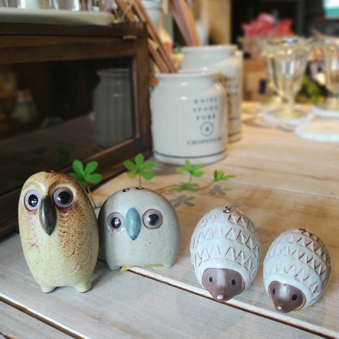 フクロウ ちょこんと立つフクロウの子供《 トラフズク 13.5cm》 – ガーデン用