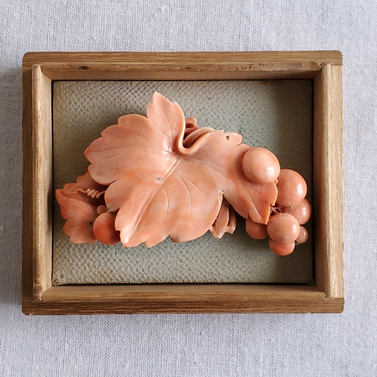 アンティーク 本珊瑚 綺麗な薔薇彫刻の帯留め 18,52g