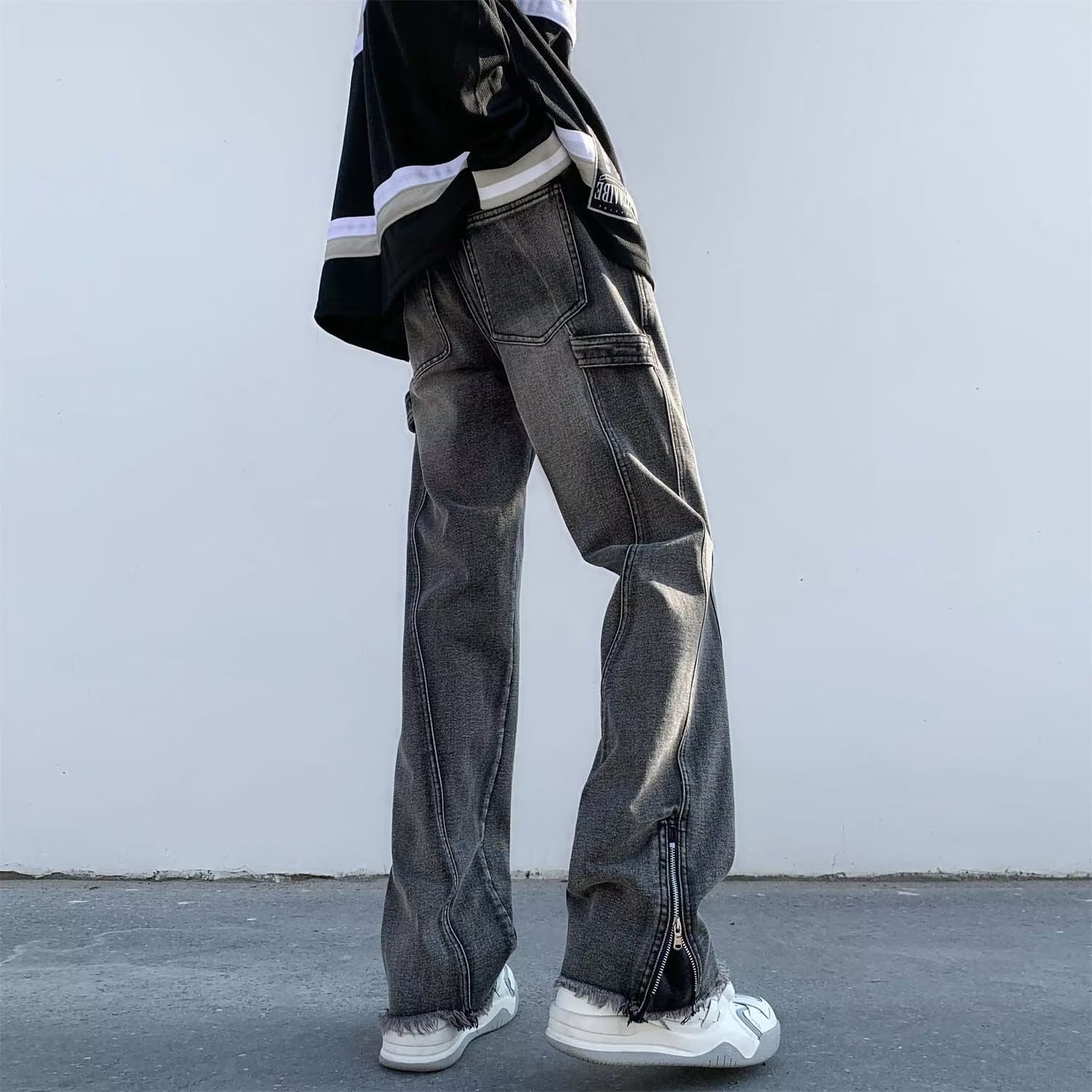 メンズ韓国海外ジッパージーンズ、春コレクション、ストレートレッグのややフレアパンツ、ハイストリートメンズファッション、メンズパンツ