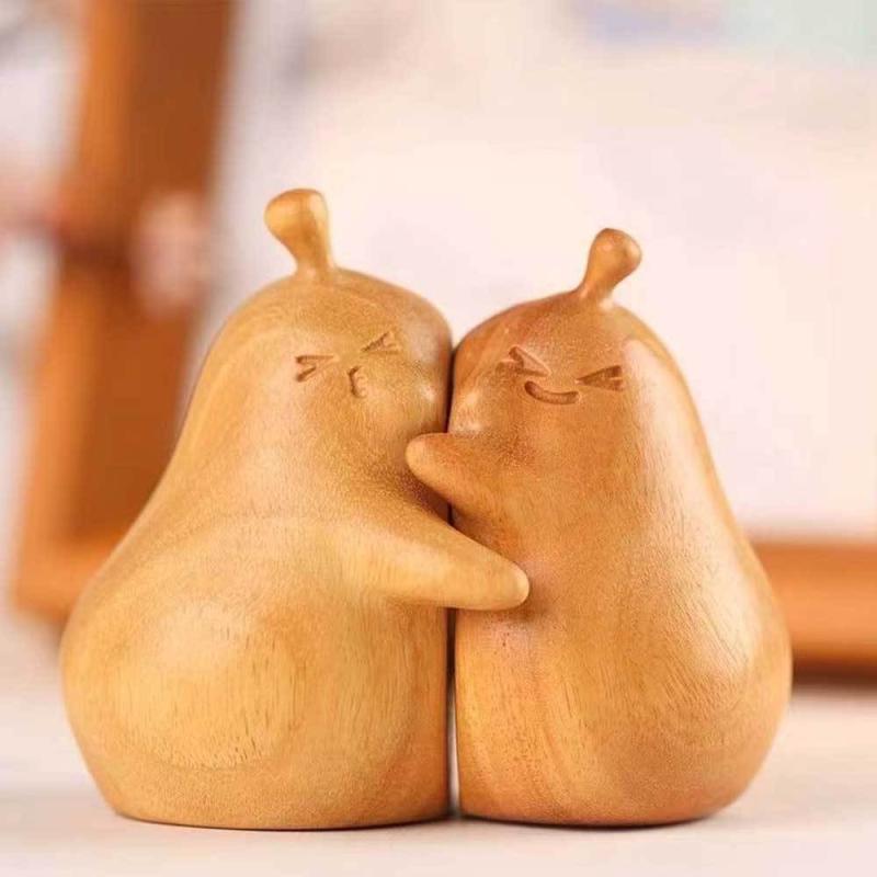 置物 ハンドメイド 木製 彫刻 抱き合う洋梨 ペア 卓上 デスクトップ オブジェ 金檀木製 永遠 絆 記念日 誕生日 結婚祝い バレンタインデー カップル プレゼント 贈り物