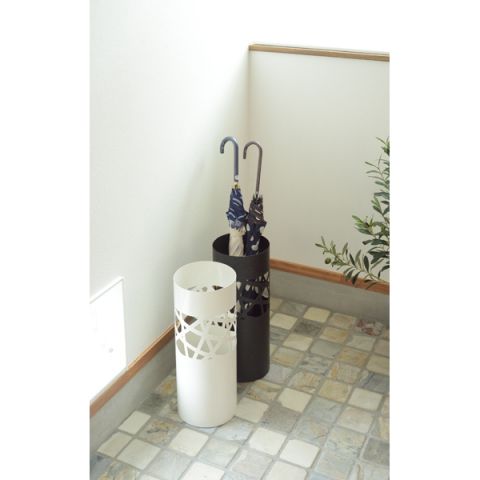 楽天市場 傘立 Lfs 181 ラウンド 丸 玄関 入口 エントランス おしゃれ シック シンプル インテリア アンブレラスタンド 雨 梅雨 ナチュラル 便利 北欧 フレンチ カントリー 高級感 水受け付 トレイ付 新生活 模様替え 引っ越し 玄関収納 収納 スチール レトロ 家具