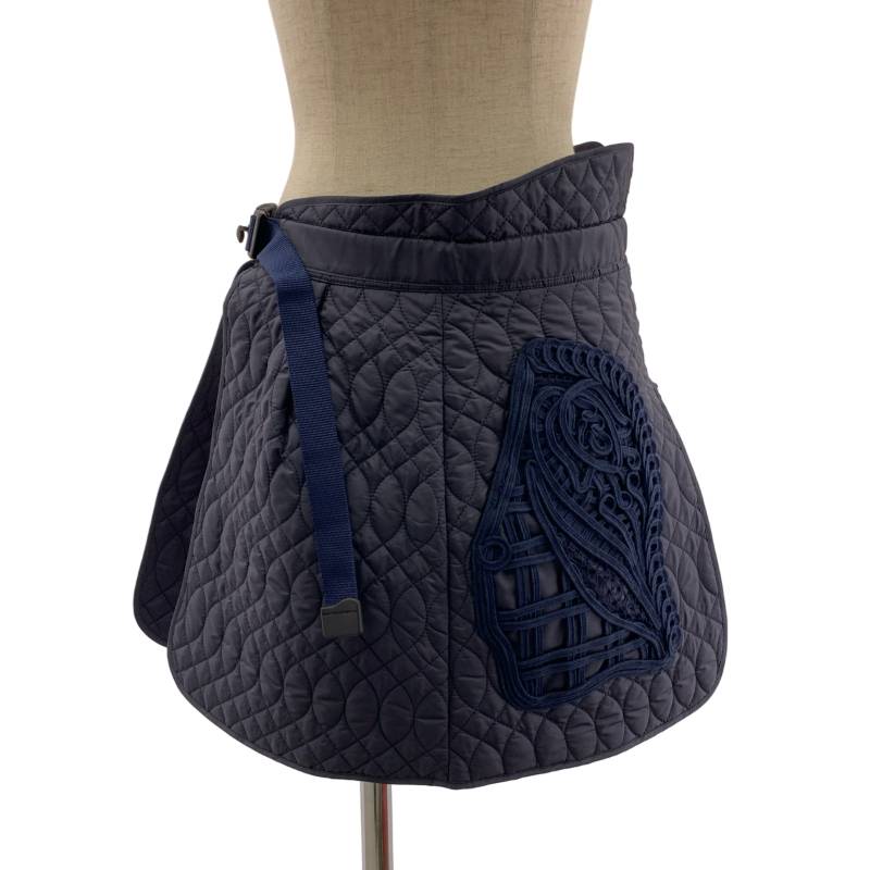 Mame Kurogouchi / マメクロゴウチ | 2025SS | Cording Embroidery Quilted Wrapped Skirt ラップ キルト スカート | F | ネイビー | レディース|KLD 店