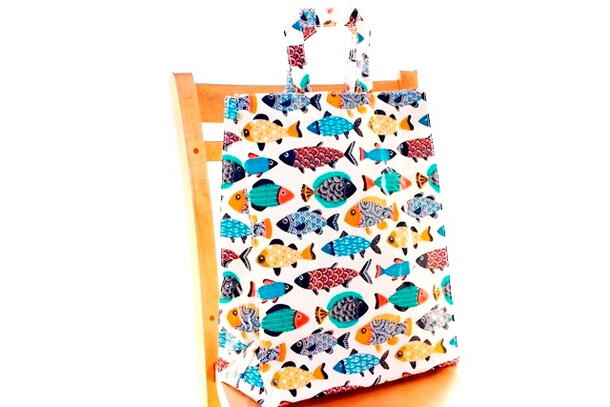 楽天市場 Ulster Weavers アルスターウィーバーズ カラフルなフィッシュ 魚 ビニールバッグ エコバッグ オイルクロス かわいい おしゃれ 通勤 通学 小物入れ 雑貨 日用品 イギリス雑貨 手提げバッグ バッグ レディース トートバッグ イギリス直輸入 ノッティング