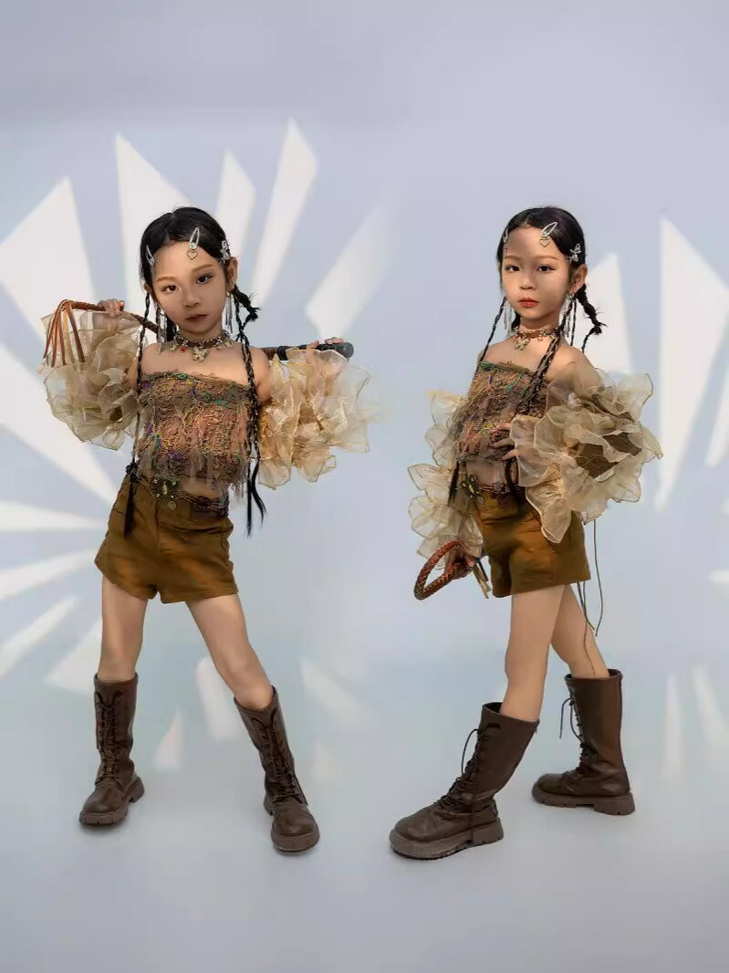 4点セット 女の子 ジャズダンス衣装 子供ダンス衣装 トップス+袖カバー+パンツ+腰飾り 袖なし チューブトップ 舞台服 キッズ 学園祭 ステージ チアダンス 普段着 砂丘 レトロ ダメージ風 パンク パフォーマンス 舞台衣装 イベント ハロウィン 団服 発表会 ユニフォーム