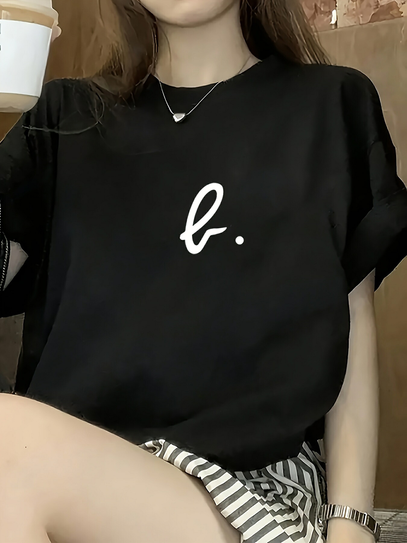 レディース筆記体bロゴプリント半袖Tシャツ-ラウンドネックルーズフィット｜シンプルな筆記体bロゴをプリントした、ユニセックス、夏にぴったりのスタイリッシュな半袖Tシャツ