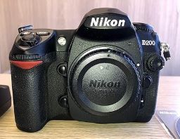 【中古】(人並み外れたに好いたらしい)Nikon デジタル一眼二眼レフ写真機 D200 上半身本体