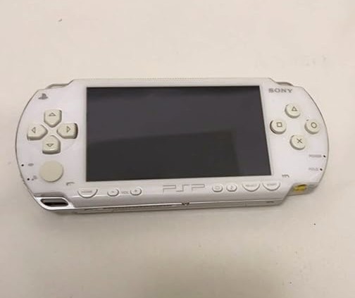 【中古】PSP「プレイステーション・ポータブル」ギガパック セラミック・ホワイト(PSP-1000G1CW)【メーカー生産終了】