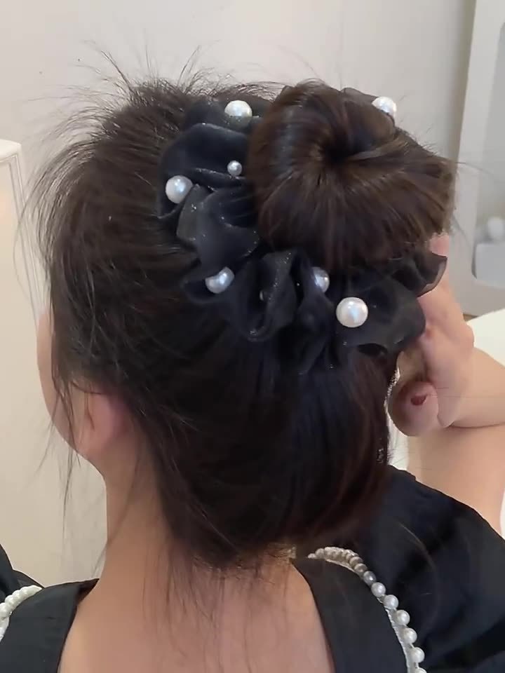 返品不可】 送料無料 シュシュ レディース 大人 ヘアアクセサリー フェイクパール 大粒 ビジュー 上品 きれいめ ヘアゴム 髪飾り 髪留め ヘアアレンジ  まとめ髪 メッシュ 透け感 カジュアル おしゃれ お洒落 デイリー 普段使い お出かけ お呼ばれ 女性 婦人 www ...