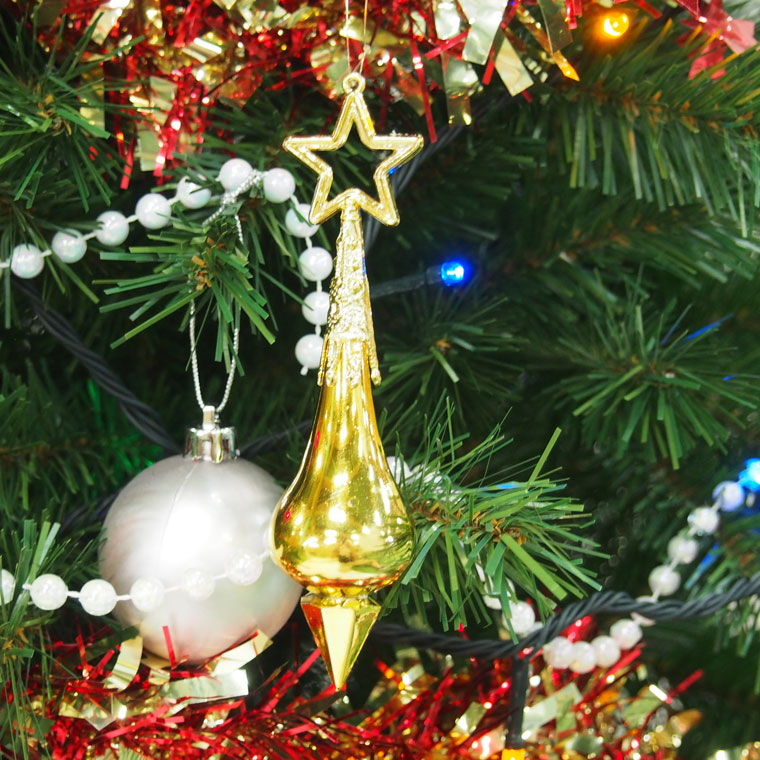 市場 LEDライト付きクリスマスツリーセット180cm 光る ナチュラル ギフト リボン 高級 オーナメント キラキラ 飾り 豪華 北欧 装飾 おしゃれ