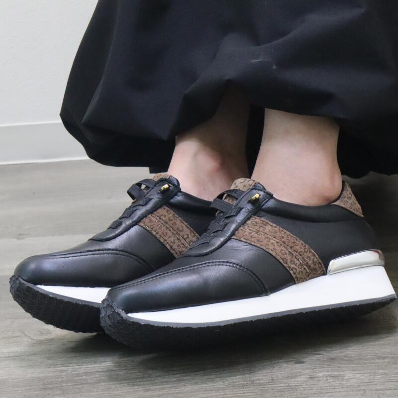 【日本製】本革 幅広 ゴム紐スニーカー EEEE 走れる 外反母趾 痛くない 神戸 コンフォート 30代 40代 50代 60代 ファッション プレゼント 母の日 誕生日 敬老の日 おでかけ 革 お洒落 kobe 21.5 25.0 ブラック ホワイト