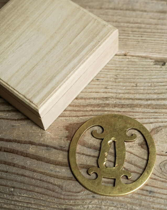 骨董○鍍金透し鍔○ | 江戸後期-19世紀頃 | 木製箱付 | 無傷 | 武具 | 【古美術】【骨董】【中古】【送料無料】【三浦古美術WEB】2402