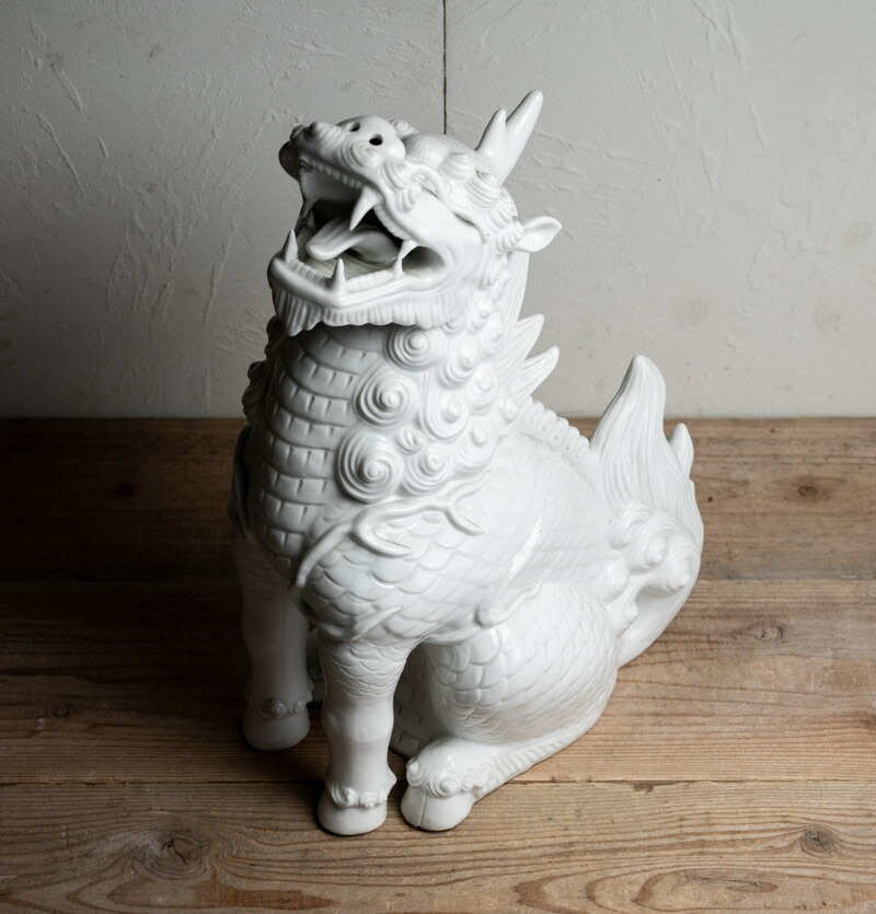 作家物○白磁麒麟大型置物○片方のキバが欠損 | 高さ48.5cm | 鍋島焼 | 繁仙 / 造 | 昭和-20世紀頃 | 磁器 | 大型置物 / 作家物 【美術】【中古】【総額3,980円以上お買い上げで送料無料】【三浦古美術WEB】2405