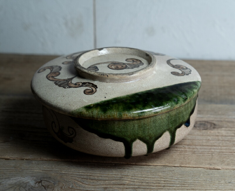 骨董○青織部蓋物○鉄絵 / 蓋に小さい金継ぎが数カ所あり | 江戸後期-19世紀頃 | 陶器 | 食器など【古美術】【骨董】【中古】【3,980円以上で送料無料】【三浦古美術WEB】2408