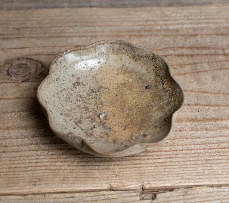 骨董○古唐津輪花小皿○青唐津 / 発掘品で釉ハゲがやや多いがほぼ無傷品 | 桃山時代-16世紀頃 | 陶器 | 食器【古美術】【骨董】【中古】【3,980円以上で送料無料】【三浦古美術WEB】2409