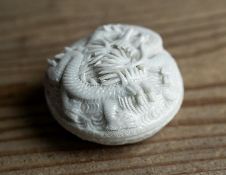 作家○白磁双龍文香合○茂右衛門 / 平戸焼 / 共箱なし | 20世紀頃 | 磁器 | 茶道具【古美術】【骨董】【中古】【3,980円以上で送料無料】【三浦古美術WEB】2502