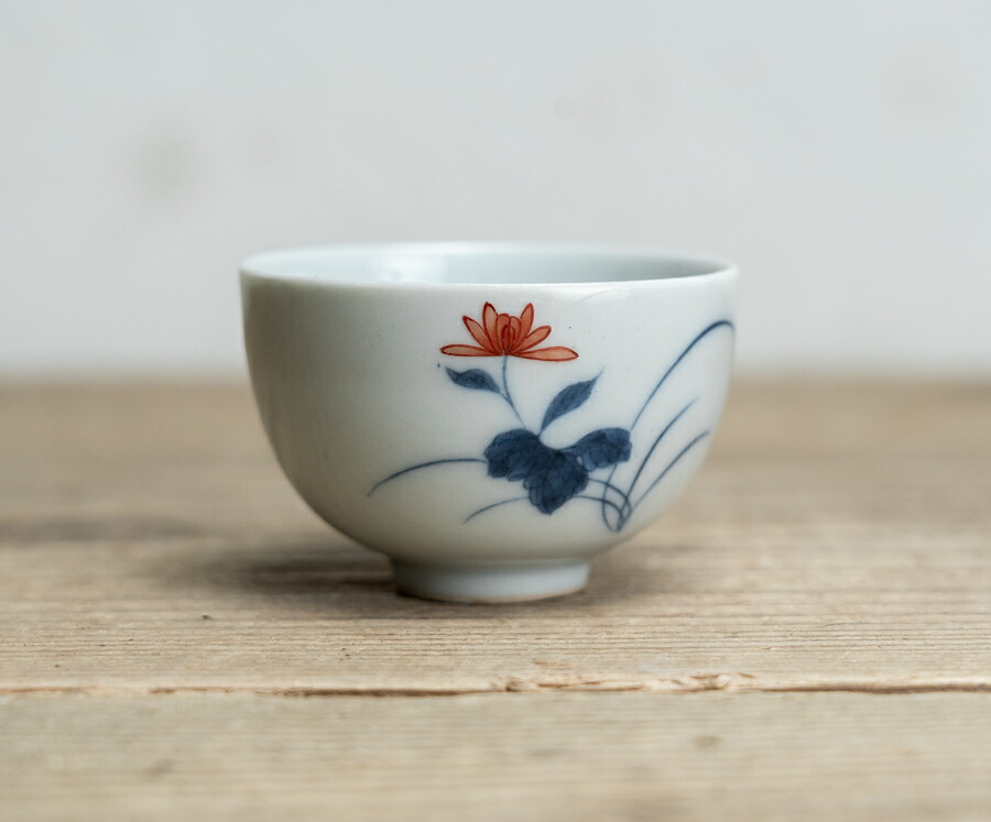 骨董○鍋島焼色絵草花文小碗○湯呑み / 盃 | 明治時代-19世紀頃 | 磁器 | 茶器 / 酒器【古美術】【骨董】【中古】【3,980円以上で送料無料】【三浦古美術WEB】2504