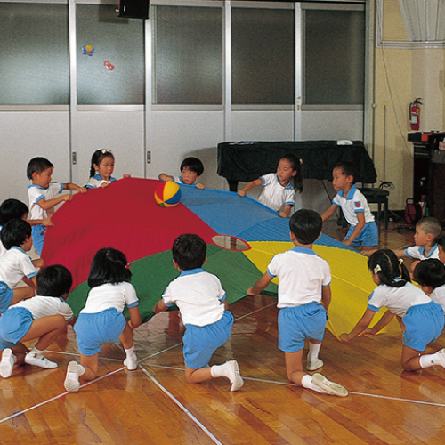 楽天市場 らくらくプレイバルーン5色3m パラバルーン プレイパラシュート 保育園 保育所 幼稚園 運動会 ダンス イベント Cd付き 収納バッグ付き 集団演技 大技 表現方法 導入 ねらい 幼児 園児 楽しい 大人 演目 お遊戯会 曲 運動用品 華 リトミック 体操 6歳までの寝具