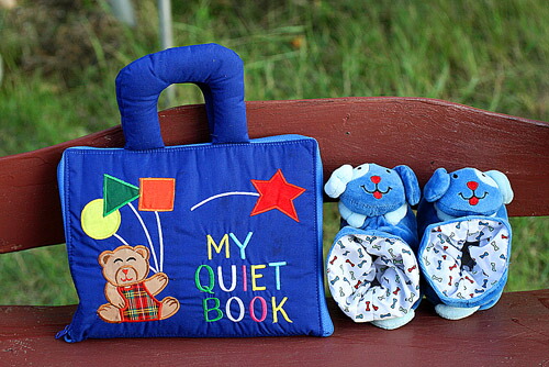 布絵本MY QUIET BOOK NEW ENGLISH VERSION ベアブルー英語刺しゅう版おまけ付きラトル入りルームシューズ幼児教育選んで!!無料ギフトラッピング