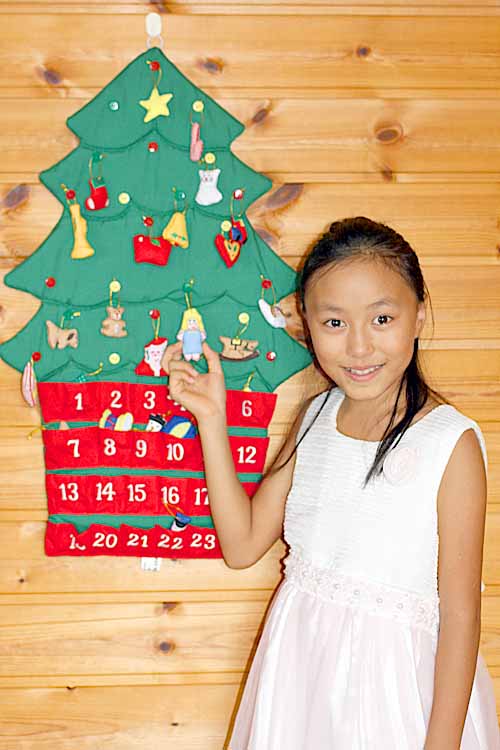 クリスマス 布絵本 布のアドベント カレンダー 壁掛け　クリスマスツリー ボタンかけオーナメント24個付き メリークリスマス!! 幼児教育 選んで!!無料ギフトラッピング