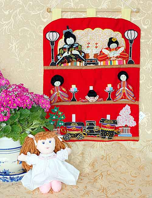 おひなさま 布絵本 布おもちゃ 雛人形 おひなまつり おひなさま&布人形 刺しゅう布の壁掛け　おひなさま& 布人形スージー おしゃれな人形ギフトセット 幼児教育 選んで!!無料ギフトラッピング