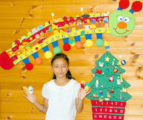 クリスマス布ピクチュアブック布のアドベント 暦あいうえお飾りつけヨーロッパ樅名取り草かけ飾りつけ24個付き添い人\u0026飾りつけいもむしくんの指人形あいうえおメリークリスマス仕掛ける2点成りたち赤ちゃん仕立て上げる選んで!!無料ギフトラッピング
