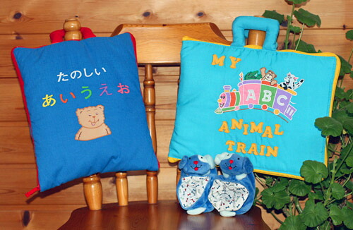 Happyセール布絵本たのしいあいうえお&MY ABC ANIMAL TRAIN &おまけ付きラトル入りルームシューズファンタイム・プレイ&ラーンギフトセット【知能開発レッスンブック】幼児教育英語教育選んで!!無料ギフトラッピング|こども生活クラブ