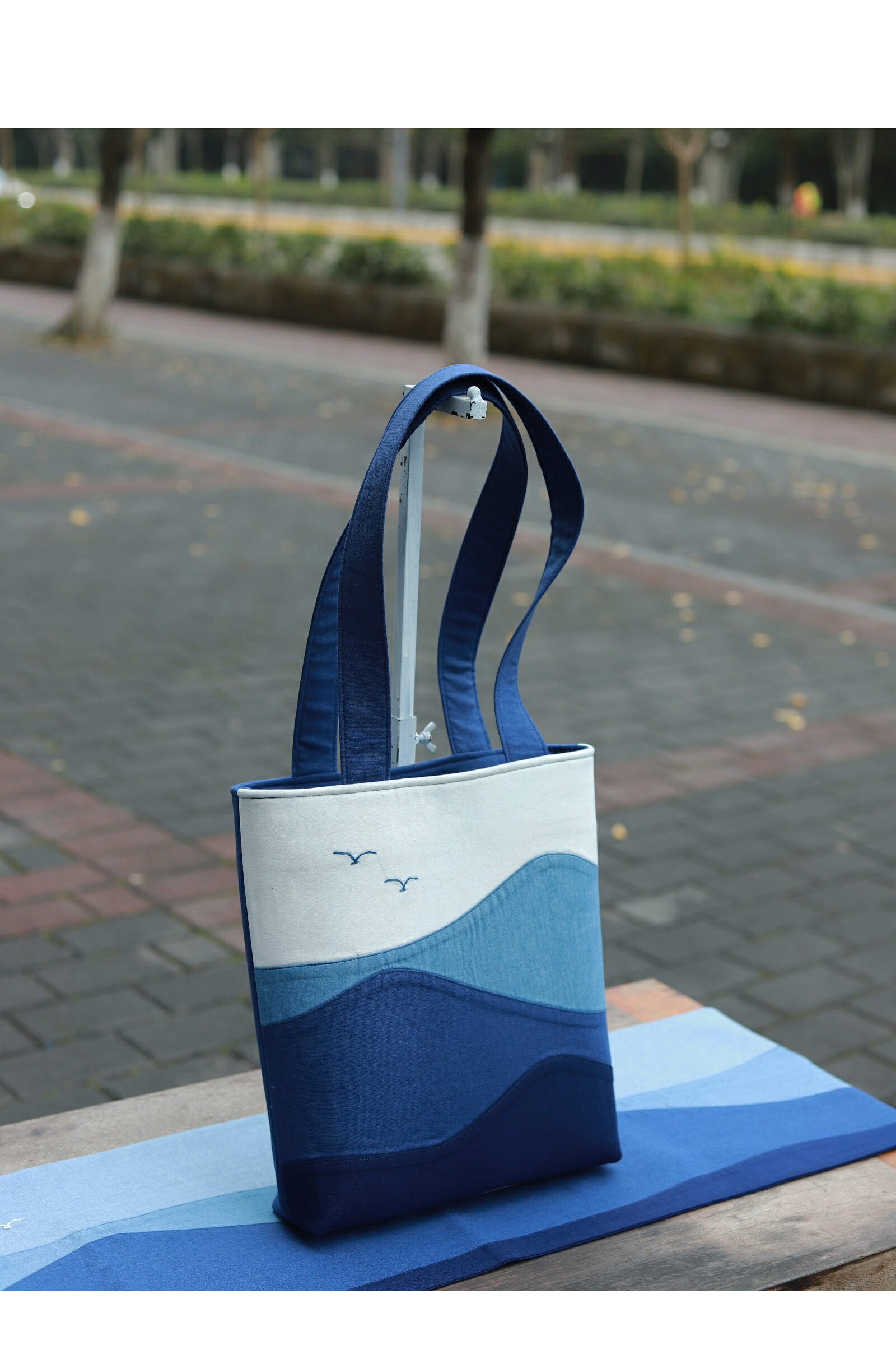 【遠山シリーズ】手染め・手刺繍トートバッグ｜草木染・手作り｜静謐な山景デザイン・和の美しさ｜35&times;38cm 綿麻素材 バッグ 母の日 ギフト プレゼント｜幸福の家　店