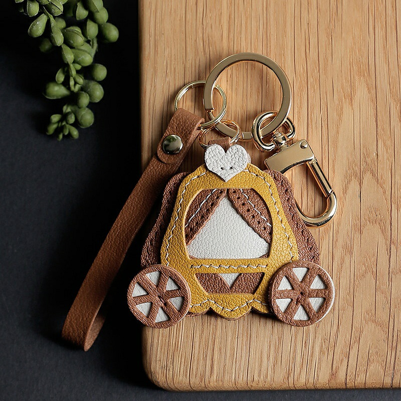 かわいい かぼちゃの馬車キーホルダー 本革 バッグチャームストラップ ハンドメイド レザー ナチュラル 手作り レディース ギフト プレゼント 小物 雑貨 童話モチーフ