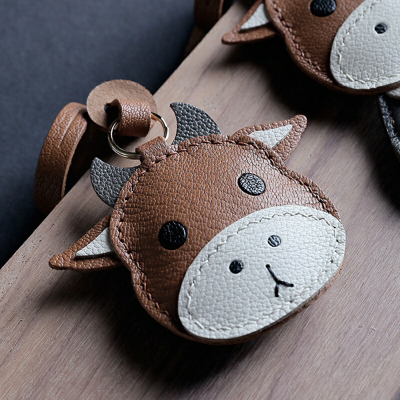 可愛い牛デザイン 本革キーリングキーホルダー ストラップ 手作りバッグチャーム ハンドメイド アクセサリー ト 記念日 お祝い プチギフト贈り物にも最適