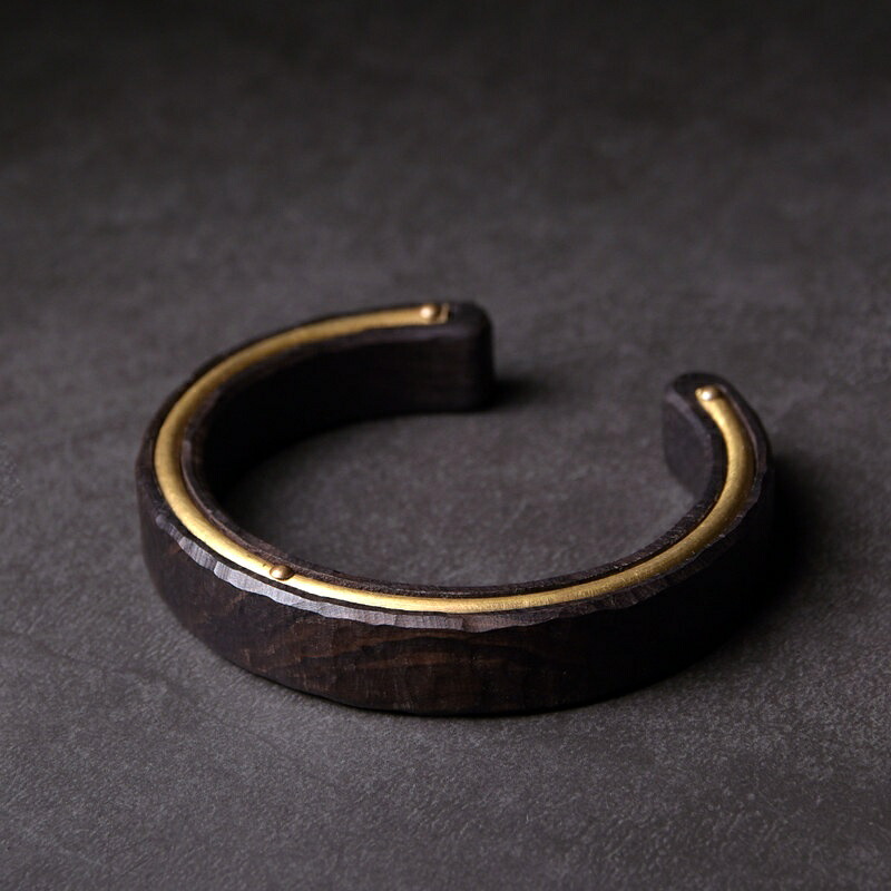 まっ黒木×金管楽器 開口部バングル 腕輪 ｜手仕事が生む森閑としたなお出でになる感 ― メンズ・レディース／ユニ一発やる相応う 量目押さえる 一点もの 御手々御手伝いさん 手作り 差し上げ物 今めかしい 生まれ落ちる日 差し上げ物にもおすすめ レトロデザイン