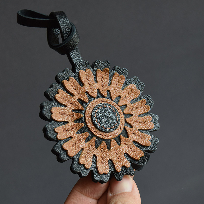 花のかたち 重なり合う花びらが美しい、上質レザーのアクセント キーホルダー バッグチャーム アクセサリー 革小物 キーリング キーイング 車の鍵 チャーム ストラップ ギフト プレゼント 記念日 お祝い プチギフト 男女兼用 ハンドメイド 天然レザー 手作り