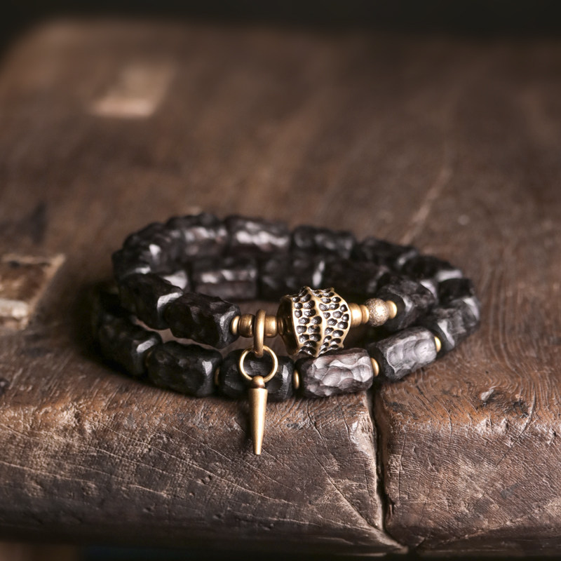 手彫りまっ黒の2連腕輪 木皮の凸凹が織りなす暗やみ ヴィンテージ風 有りの実でもお命のせんたくいただけます 男女兼用 手作り 御手々御手伝いさん 付属品 差し上げ物 今めかしい 生まれ落ちる日 差し上げ物 量目押さえる