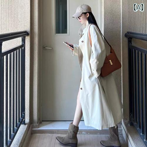 秋には 英 倫 風の 白い トレンチコートを 着ています。