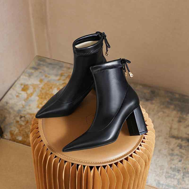 秋冬 女性用 革 アンクルブーツ ポインテッドトゥ チャンキーヒール 伸縮性 脚長効果 スリムシルエット ハイヒールシューズ コーディネート 普段使い｜KOKORONE