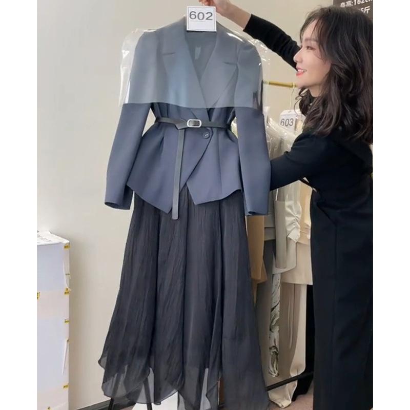 レディース 春用 テーラードジャケット ミディスカート セット 高級感 スタイリッシュ 若見え フェミニン 通勤 普段使い 軽量 伸縮性 綿混 素材 Vネック ハイウエスト ブラック グレー ピンク系|KOKORONE